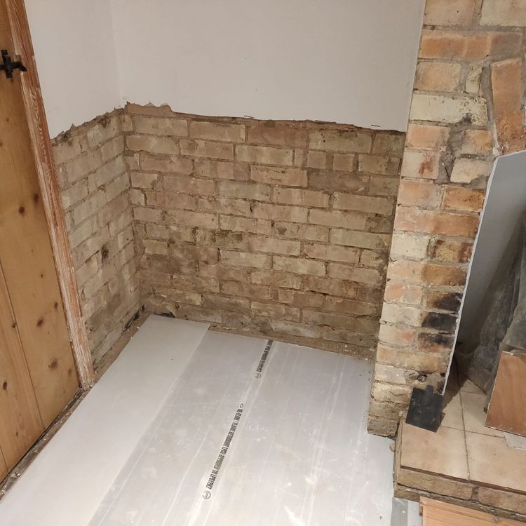 DAMP-PROOFING AND REPLASTERING TO A VICTORIAN COTTAGE